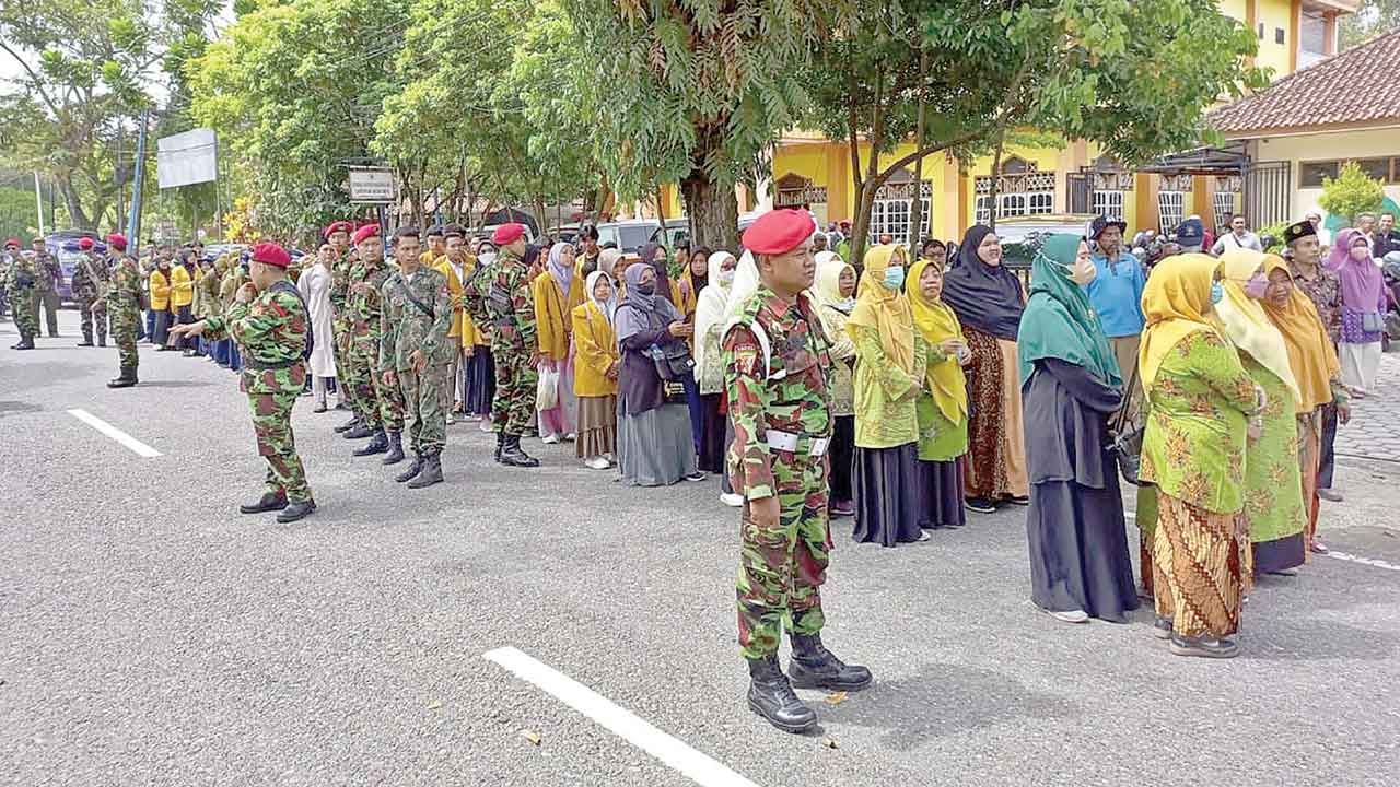 SIAGA : Para kader Muhammadiyah Kebumen berbaris di depan kantor PDM. M HAFIED/RADAR KEBUMEN