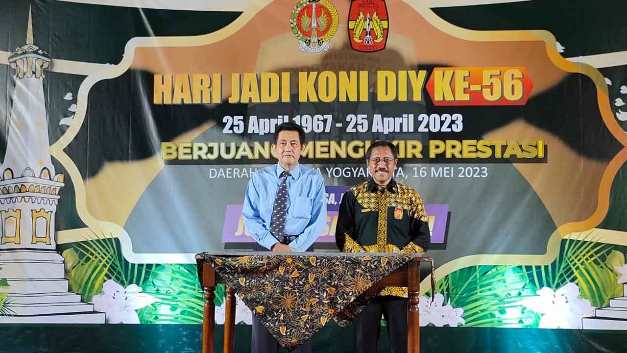 MOMENTUM: Ketua Umum KONI DIJ Djoko Pekik Irianto (kanan) bersama Staf Gubernur DIJ Maladi (kiri) usai penandatanganan prasasti hari jadi KONI DIJ di Graha Wana Bhakti Yasa, Selasa (16/5). Dok. KONI DIJ
