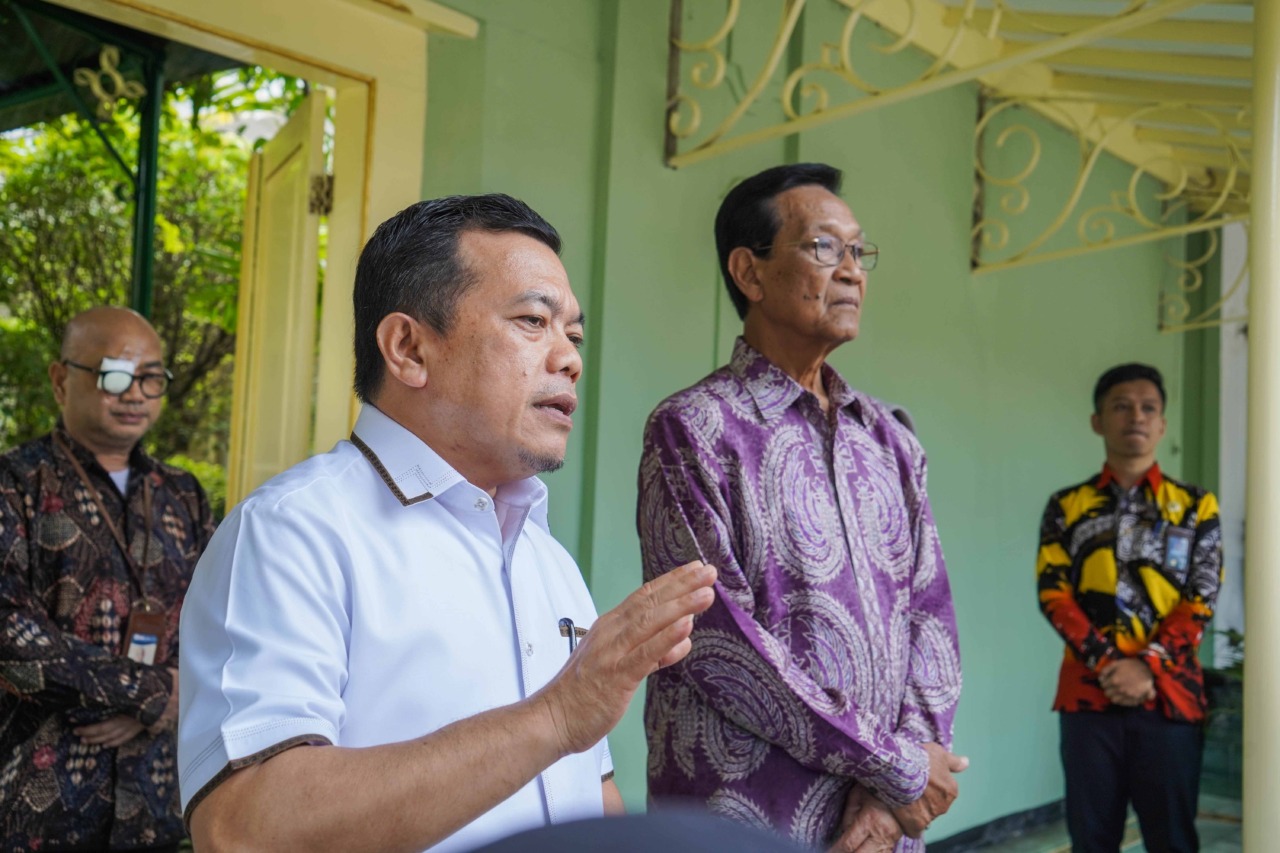 BERTEMU : Gubernur Jambi Al Haris usai menemui Gubernur DIJ Hamengku Buwono X di Kompleks Kepatihan Pemprov DIJ, Selasa (9/5). (PEMPROV DIJ for RADAR JOGJA)