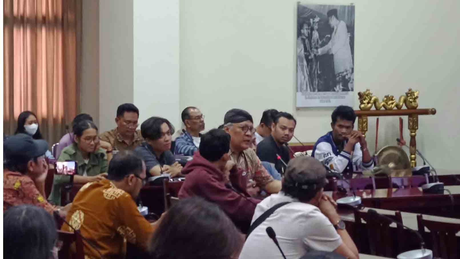 DISKUSI BUKU: Diskusi buku Goenawan Mohamad yang bertema Bahasa Puisi, Ambiguitas, dan Kegamblangan diselenggarakan  di Universitas Sanata Dharma, Senin (15/5). (MUHAMMAD FAZAL SYAMDHIKA FOR RADAR JOGJA)
