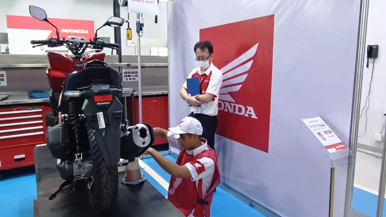 BANGGA: Teknisi Sepeda Motor Honda utusan PT Astra Honda Motor (AHM) berhasil mempersembahkan kebanggaan bagi bangsa. (HONDA FOR RADAR JOGJA)
