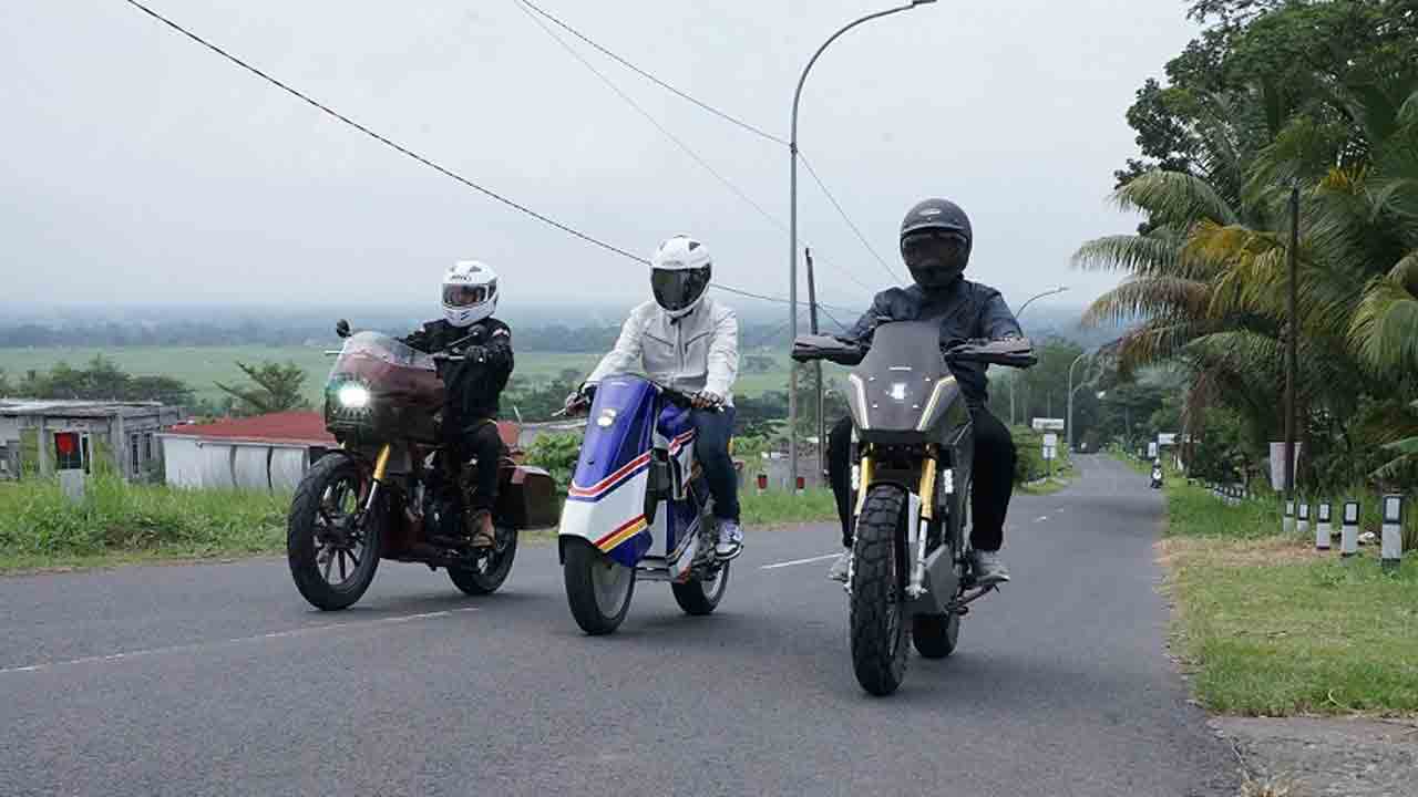 MODIFIKASI: Seluruh peserta modifikator Honda Dream Ride sedang mengendarai sepeda motor modifikasi CB150X buah hasil karyanya masing-masing peserta. (HONDA FOR RADAR JOGJA)