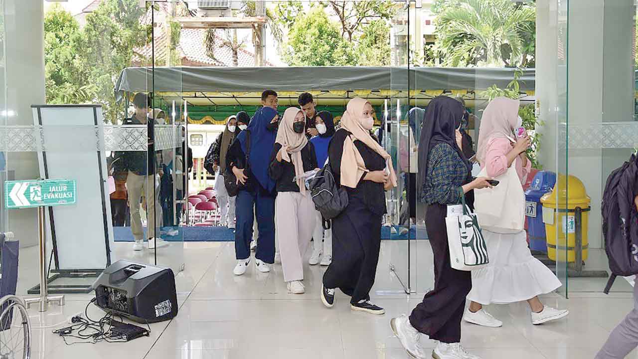 FOKUS: Para peserta sangat mengikuti ujian tertulis berbasis komputer (UTBK) 2023 di UNY kemarin (9/5). RIZKY WAHYU/RADAR JOGJA