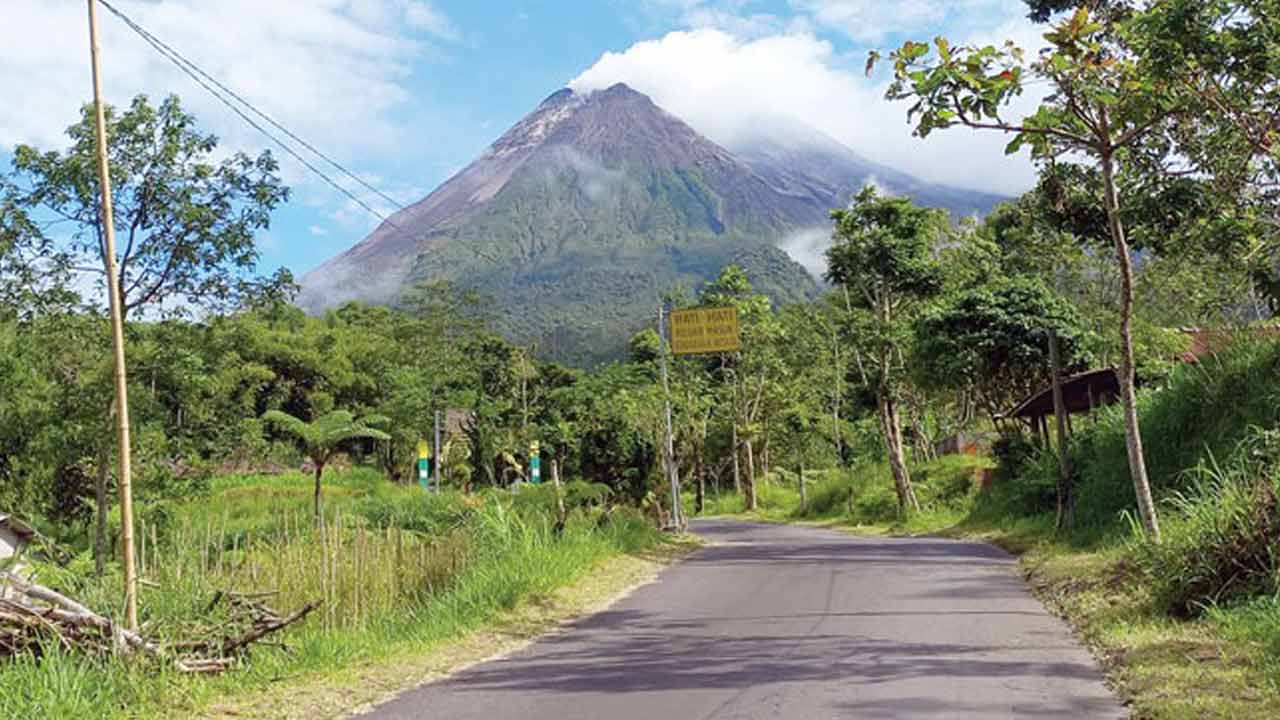 BERAWAN: Pesona Gunung Merapi dilihat dari Kalurahan Kepuharjo belum lama ini. Suasana tampak cerah dan berangin. (MEITIKA CANDRA LANTIVA/RADAR JOGJA)