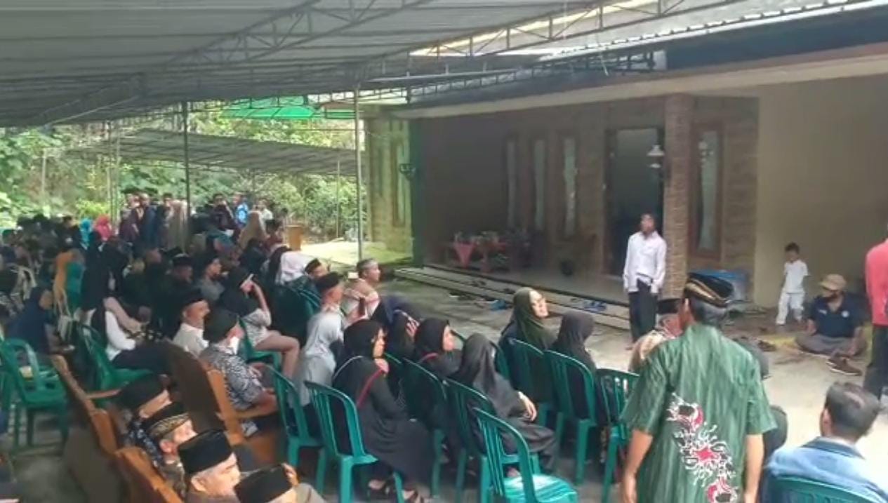 RUMAH DUKA : Suasana pemakaman Ponirah, istri mendiang Mbah Marijan, Senin (1/5). (ISTIMEWA)