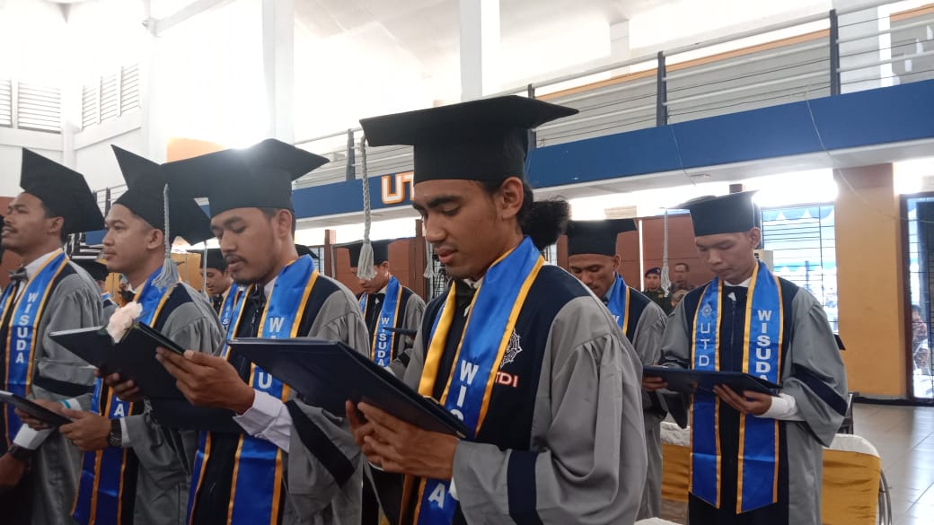 SELAMAT : Prosesi wisuda mahasiswa UTDI di Gedung Bale Lantip UTDI, Sabtu (13/5). (ANNISSA KARIN/RADAR JOGJA)