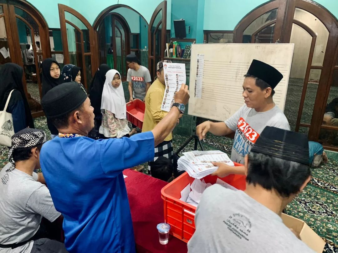 HITUNG : Pemilu Takmir Masjid Jogokariyan, Kamis malam (18/5). (MASJID JOGOKARIYAN for RADAR JOGJA)