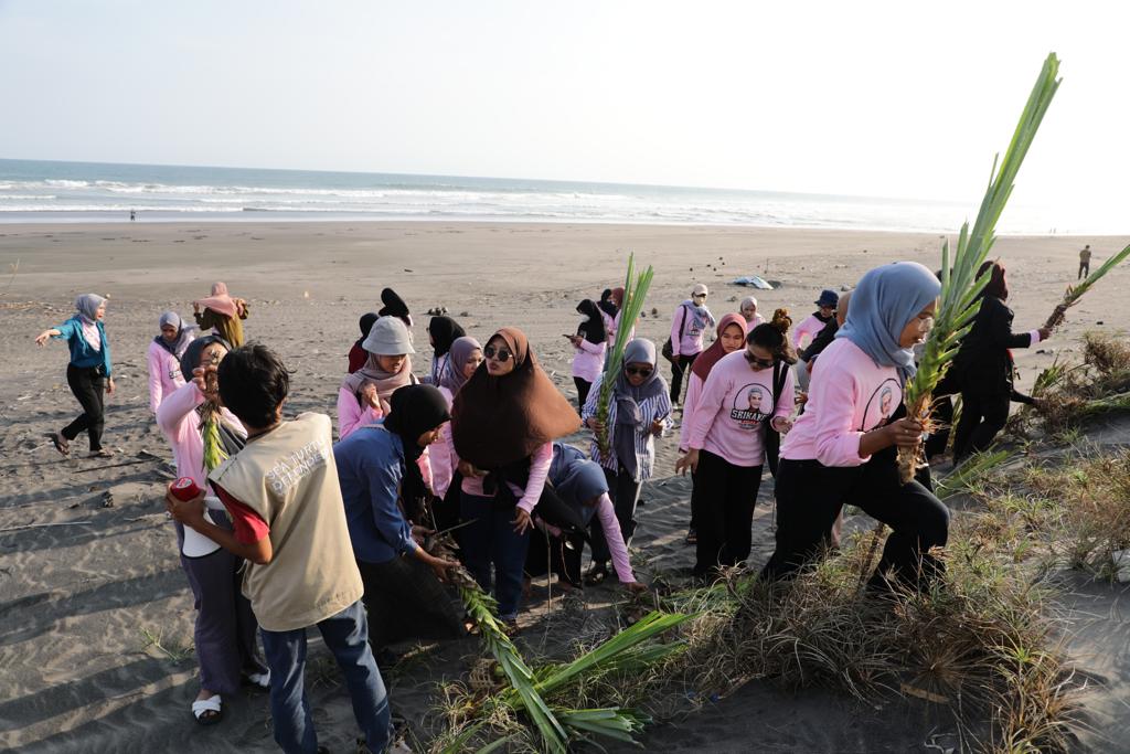 PEDULI : Srikandi Ganjar DIY menanam pandan laut dan menggerakan aksi bersih-bersih di Pantai Pelangi, Kecamatan Kretek, Kabupaten Bantul, DIY, Jumat (19/5). (ISTIMEWA)
