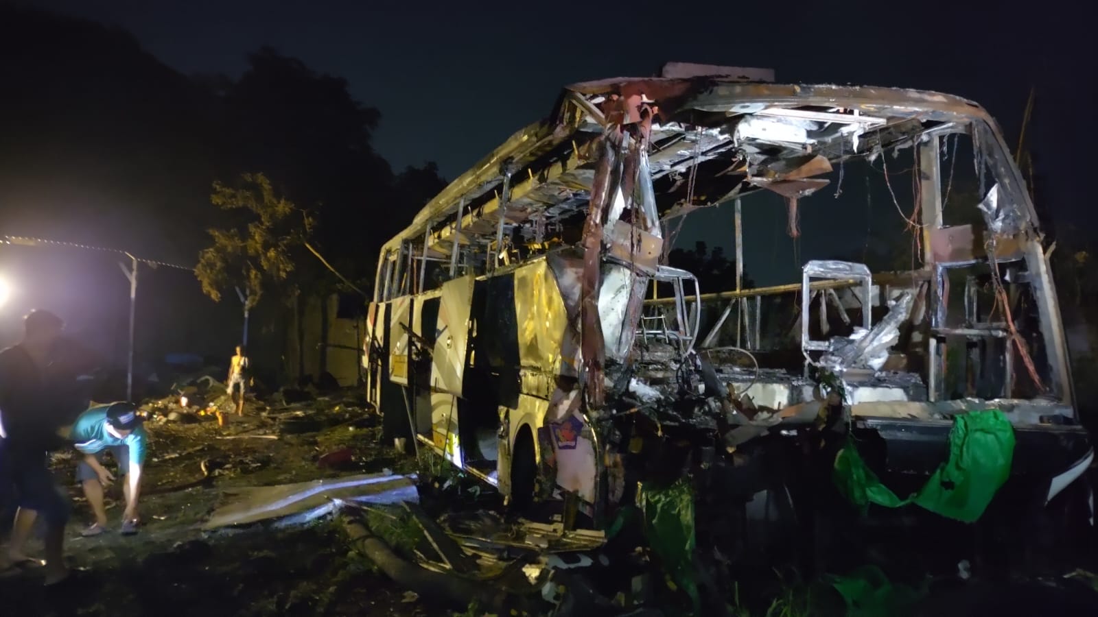 LUDES : Satu unit bus menjadi korban peristiwa kebakaran di garasi PO Maju Lancar di Banguntapan, Bantul, Selasa malam (23/5). (ISTIMEWA)
