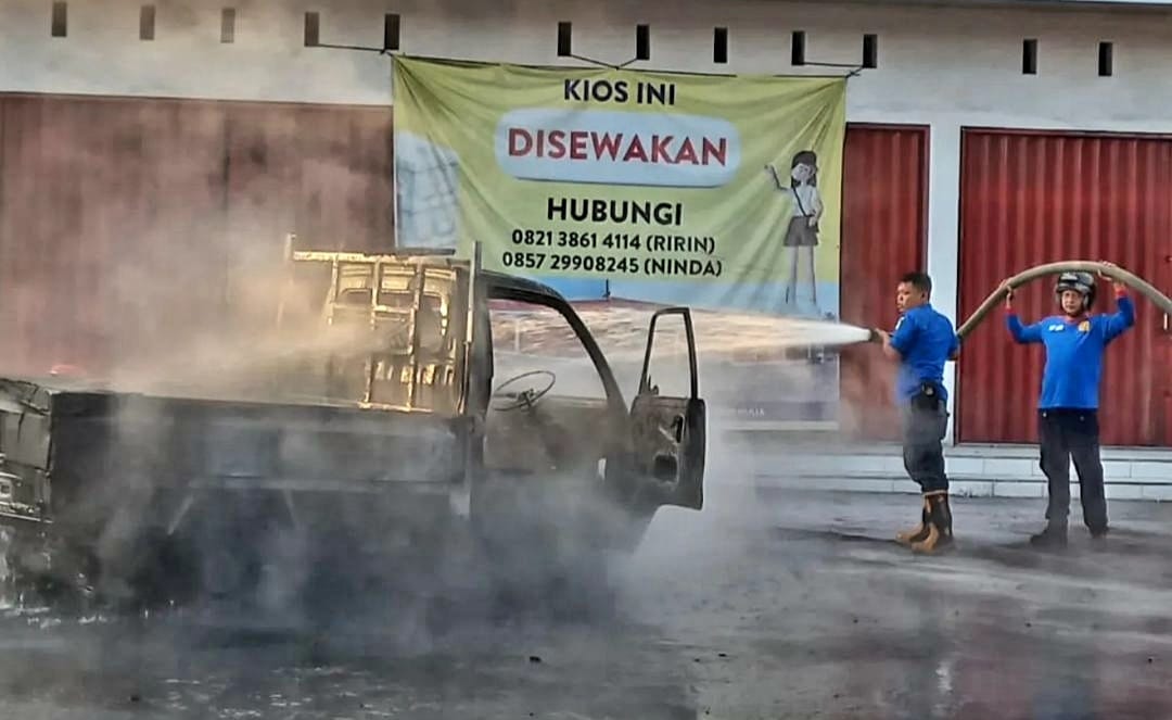 LUDES - Tim damkar melakukan pemadaman mobil pickup dengan nomor polisi AB 1354 KD yang terbakar di SPBU Siyono, Playen, Senin pagi (29/5). (DAMKAR GUNUNGKIDUL for RADAR JOGJA)