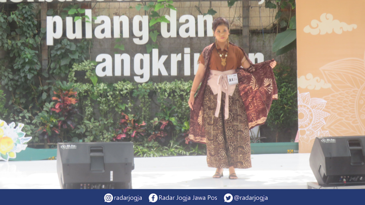 BERGAYA : Salah satu model dari OPD Pemprov DIJ mengemas beragam produk unggulan Teras Malioboro melalui fesyen show Hari Kartini di Teras Malioboro 1, Selasa (2/5). (DIW AGUS/RADAR JOGJA)