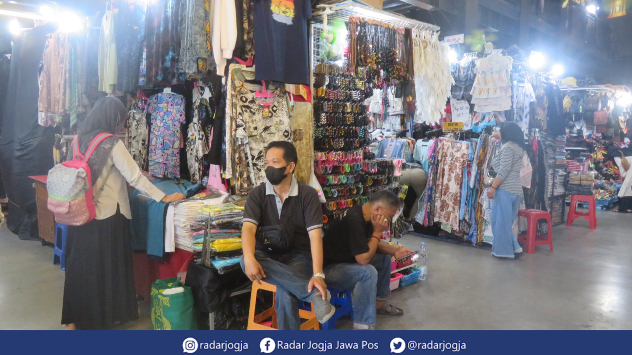 MENUNGGU : Pedagang Teras Malioboro 1 tengah menunggui lapaknya, Selasa (2/5). (DWI AGUS/RADAR JOGJA)