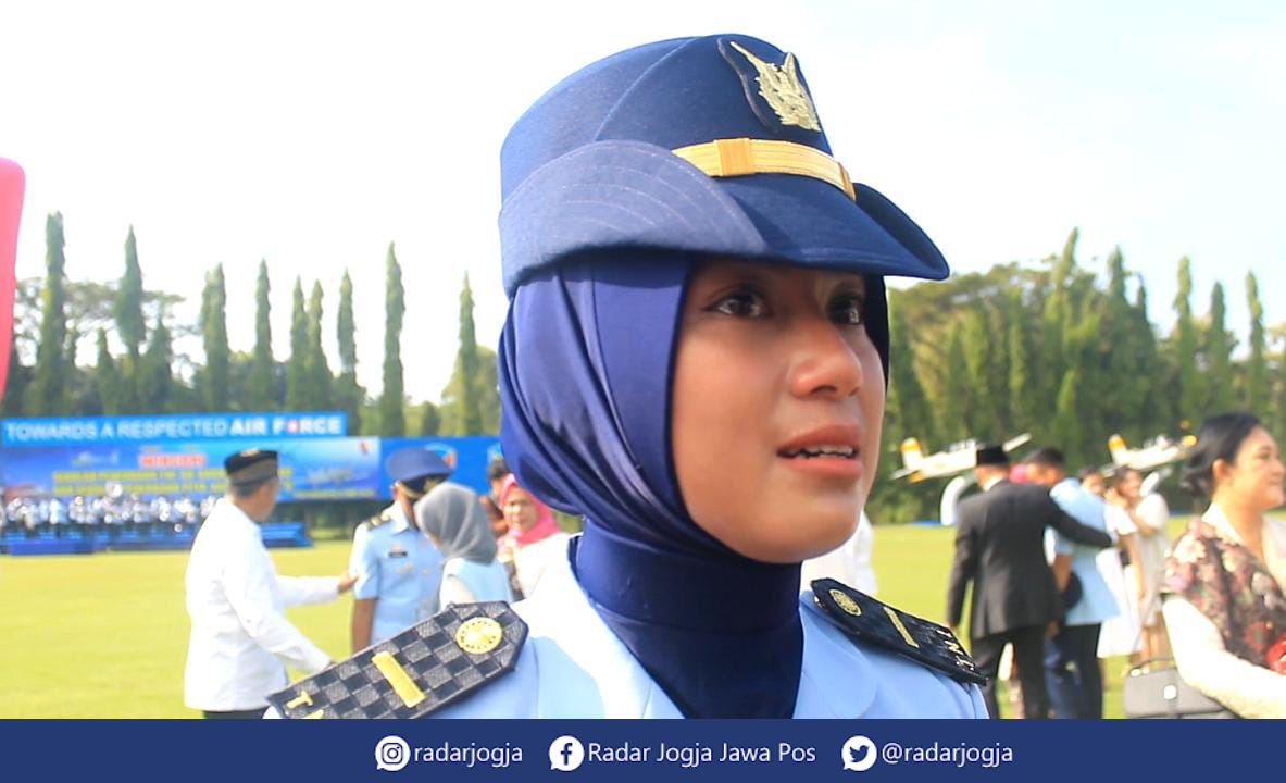 PRESTASI : Letda Putri Afifah Hasna saat ditemui di Lanud Adisucipto, Selasa (2/5). (ANNISSA KARIN/RADAR JOGJA)