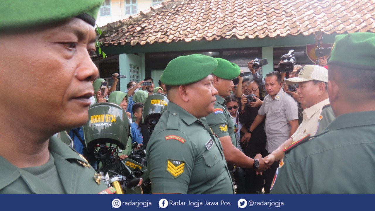 SAPA : Menhan Prabowo Subianto menyapa para Babinsa di Koramil 12/Gondomanan Kota Jogja, Rabu (3/5). (DWI AGUS/RADAR JOGJA)