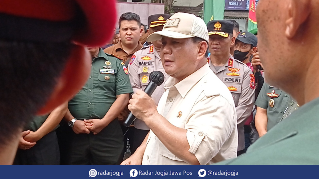 WEJANGAN : Menhan Prabowo Subianto memberikan wejangan kepada personil TNI Polri saat berkunjung ke Koramil 12/Gondomanan Kota Jogja, Rabu (3/5). (DWI AGUS/RADAR JOGJA)