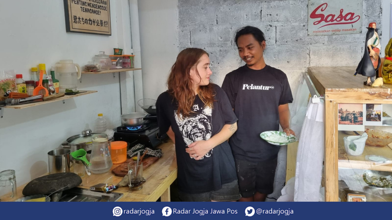 KOMPAK : Adele Marthe Madeleine Brigaudeau dan M Yuniar Rosjiana saat ditemui di Warung Katresnan, Rabu (3/5). (ANNISA KARIN/RADAR JOGJA)