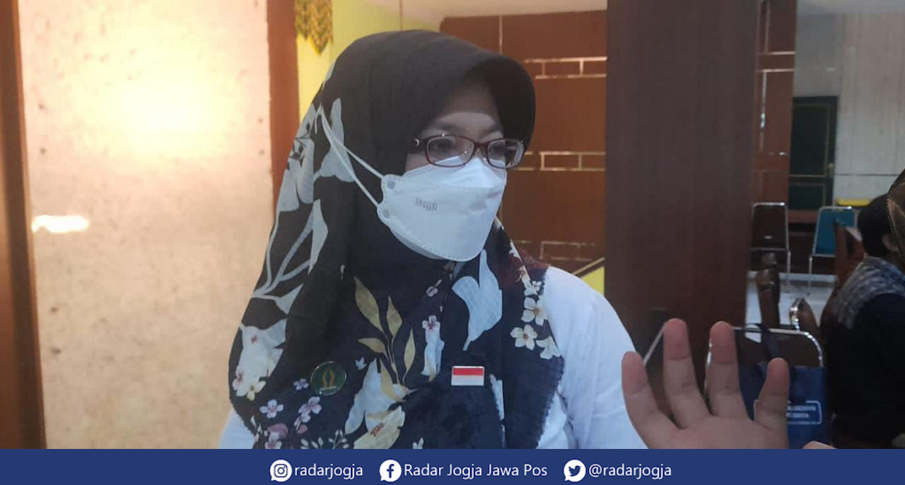 SOSOK : Kepala Dinas Kesehatan Kota Jogja Emma Rahmi Aryani saat diwawancara beberapa waktu lalu di Balai Kota Jogja. (ANNISSA KARIN/RADAR JOGJA)