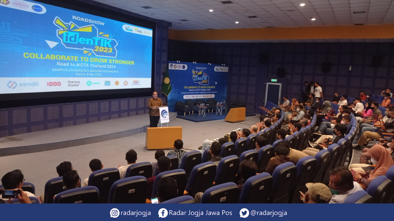 SHARING : Ketua Dewan Juri IdenTIK Eko K. Budiarjo berbagi pengalaman di hadapan peserta IdenTIK di Kampus STMIK AMIKOM Jogjakarta, Kamis (4/5). (DWI AGUS/RADAR JOGJA)