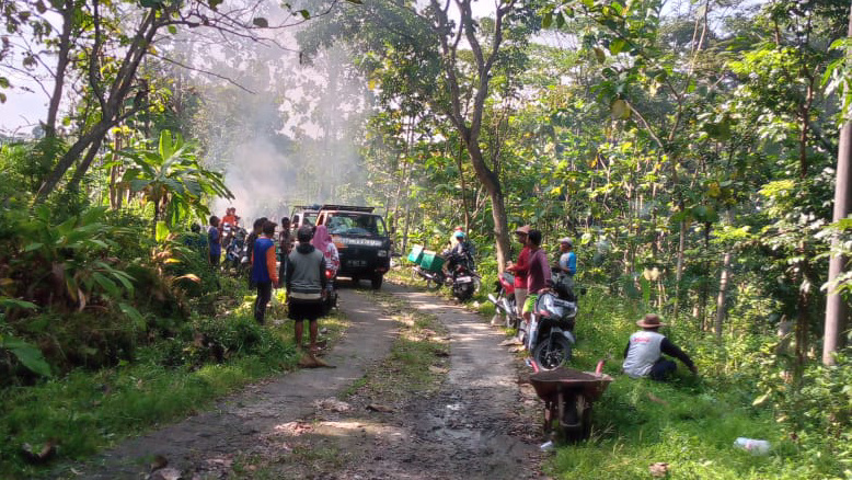 MANDIRI - Warga tiga padukuhan di Kalurahan Jurangjero, Kapanewon Ngawen bersatu memperbaiki jalan kabupaten di wilayahnya yang rusak menahun akhir pekan kemarin. (PADUKUHAN WONSOARI for RADAR JOGJA)