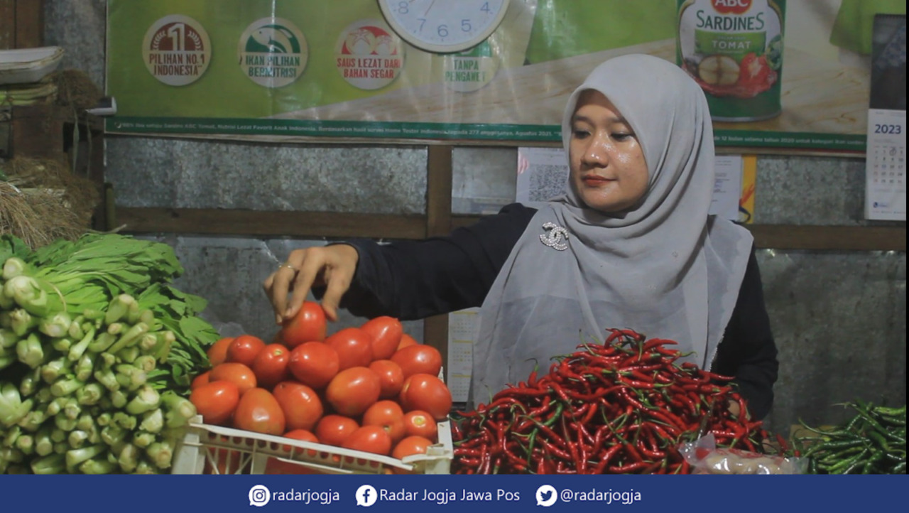 MENUNGGU : Salah satu pedagang sayuran di Pasar Beringharjo Ida Habibah saat ditemui, Senin (8/5). (ANNISSA KARIN/RADAR JOGJA)
