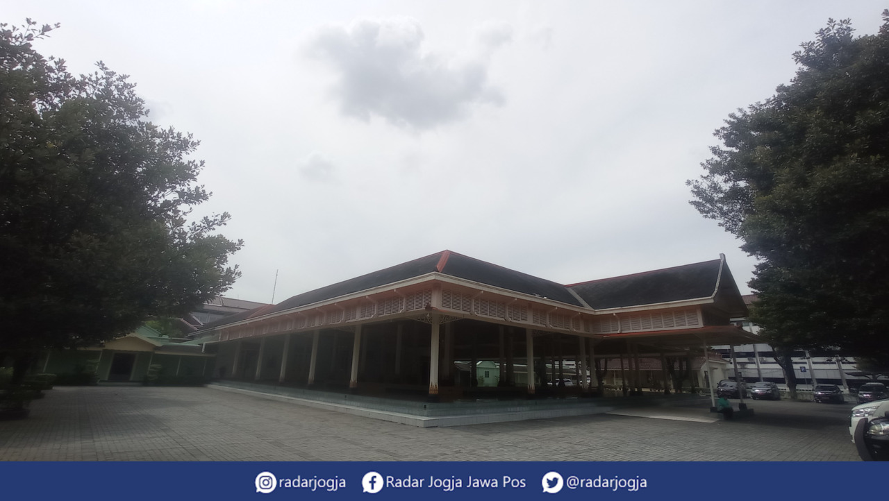 CERAH BERAWAN : Cuaca di Kompleks Kepatihan Pemprov DIJ, Selasa siang (9/5). (DWI AGUS/RADAR JOGJA)