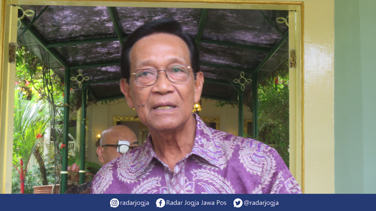 SOSOk : Gubernur DIY Hamengku Buwono X saat ditemui di Kompleks Kepatihan Pemprov DIY Selasa (9/5). (DWI AGUS/RADAR JOGJA)