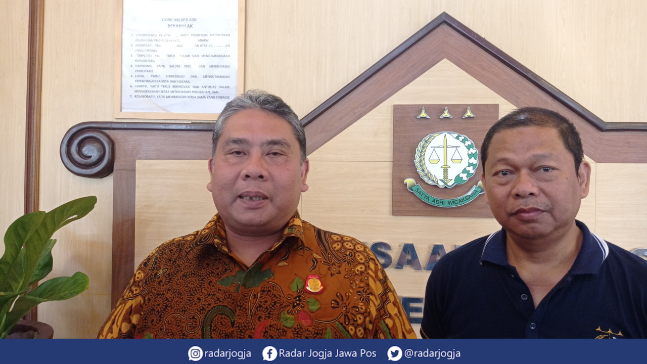 SOSOK : Aspidsus Kejati DIJ Muhammad Ansar Wahyudin (batik) didampingi Kasi Penkum Kejati DIJ Herwatan saat ditemui di Kantor Kejati DIJ, Jumat (12/5). (DWI AGUS/RADAR JOGJA)