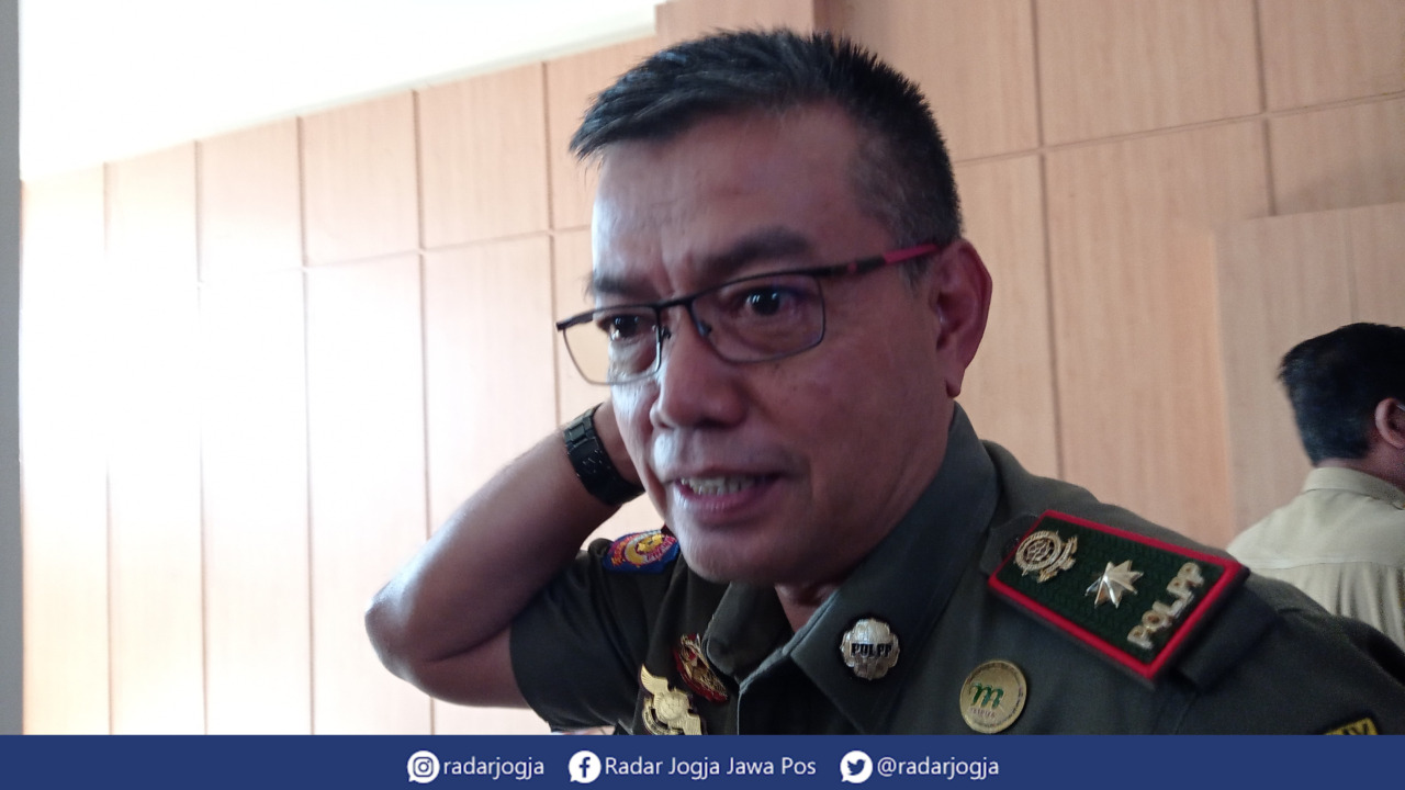 SOSOK : Kasatpol PP DIJ Noviar Rahmad saat ditemui di Komplek Kepatihan Pemprov DIJ, Senin (15/5). (DWI AGUS/RADAR JOGJA)
