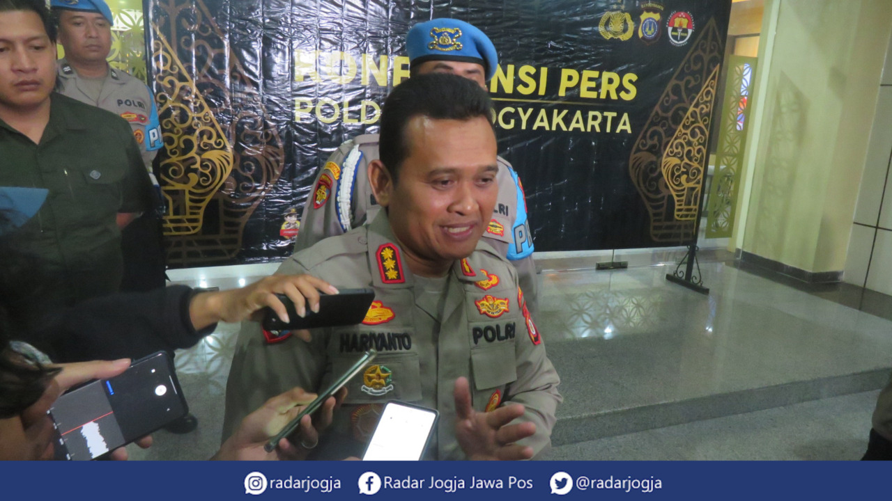 SOSOK : Kabid Propam Polda DIJ Kombes Pol Hariyanto saat ditemui di Mapolda DIJ, Senin malam (15/5). (DWI AGUS/RADAR JOGJA)