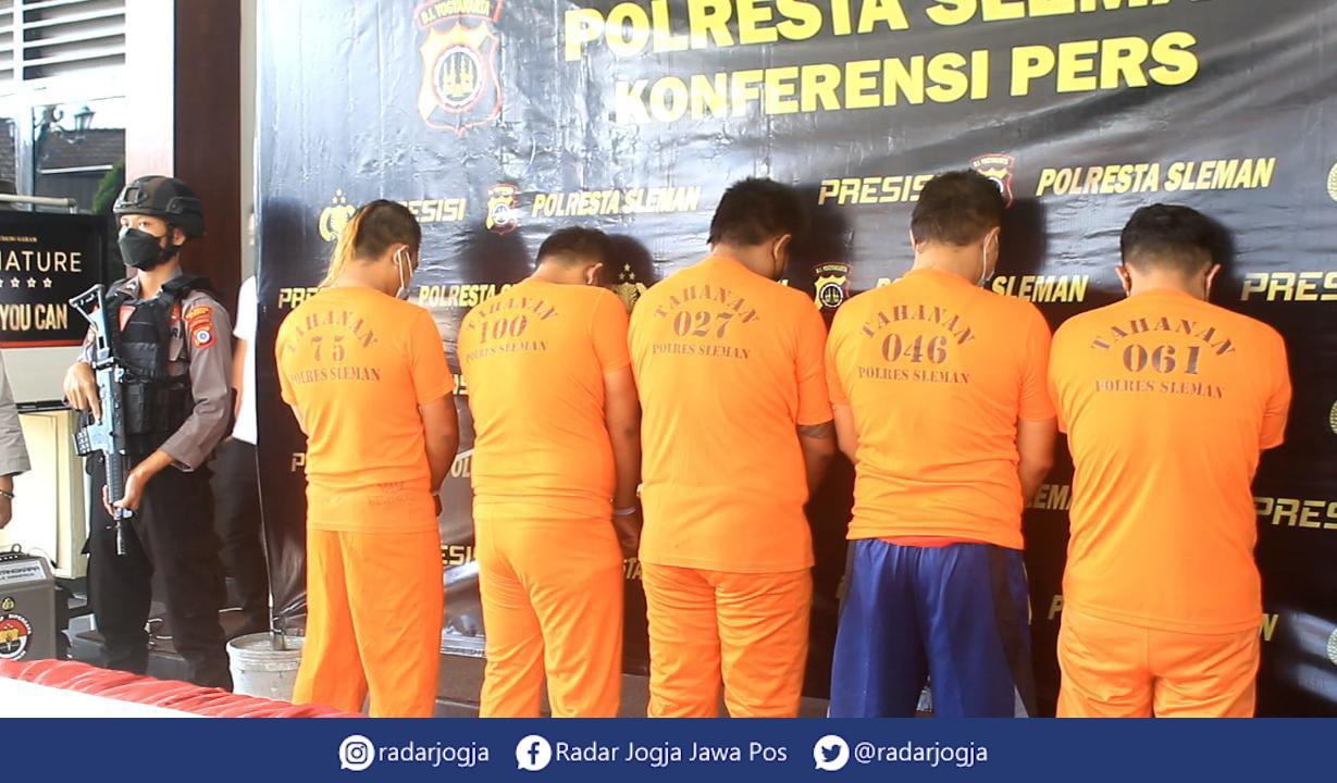 INI DIA : Kelima tersangka penembakan di Puskesmas Depok 1, Senin (15/5). (ANNISSA KARIN/RADAR JOGJA)