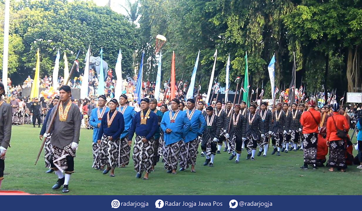 HUT SLEMAN : Kirab Bedhol Praja memasuki Lapangan Denggung sebagai rangkaian acara Hari Jadi Ke-107 Kabupaten Sleman, Senin (15/5). (ANNISSA KARIN/RADAR JOGJA)