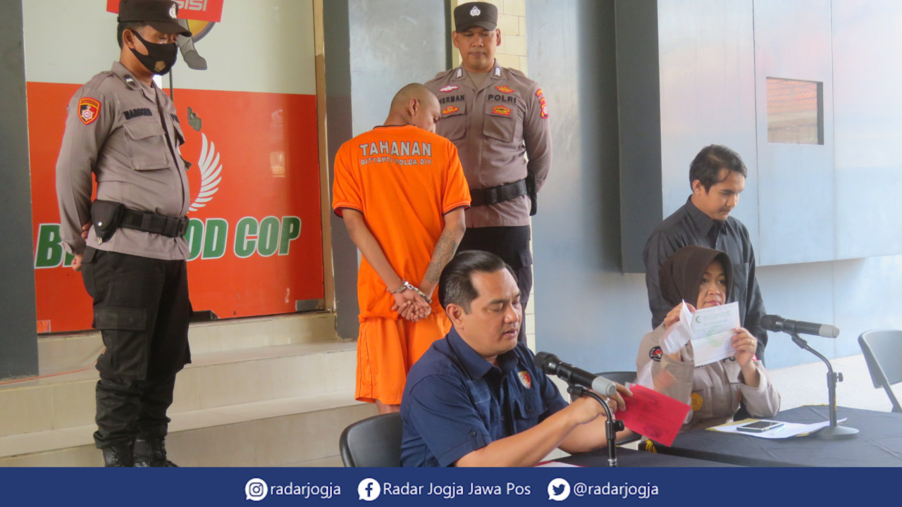 BARU SATU : Tim Ditreskrimum Polda DIJ berhasil menangkap satu pelaku modus Samsat berinisial IL. (DWI AGUS/RADAR JOGJA)
