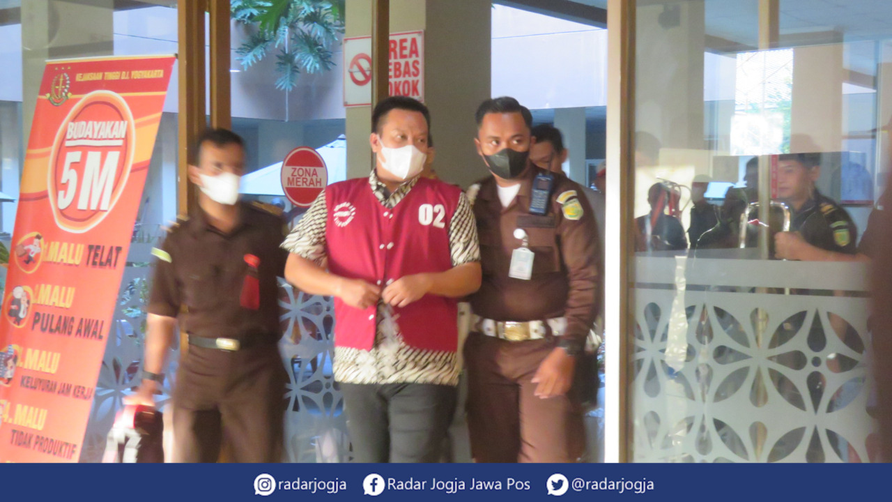 TOK : Lurah Caturtunggal Agus Santoso mengenakan rompi tersangka pasca penyidikan kasus mafia tanah kas desa Nologaten, usai menjalani pemeriksaan di Kantor Kejati DIJ, Rabu (17/5). (DWI AGUS/RADAR JOGJA)