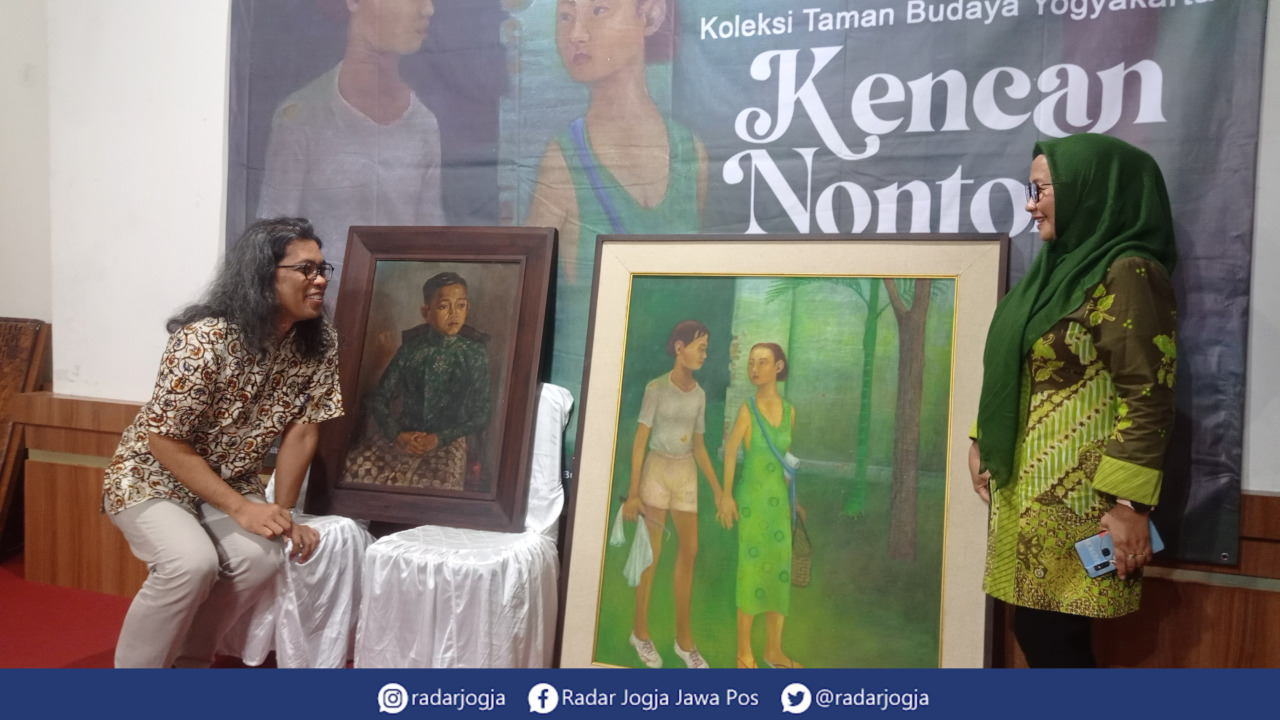 SENI : Kurator Mikke Susanto (kiri) dan Kepala TBY Purwiati (kanan) menunjukan dua karya seni dalam Kencan Nonton Wayang di TBY, JUST (19/5). (DWI AGUS/RADAR JOGJA)