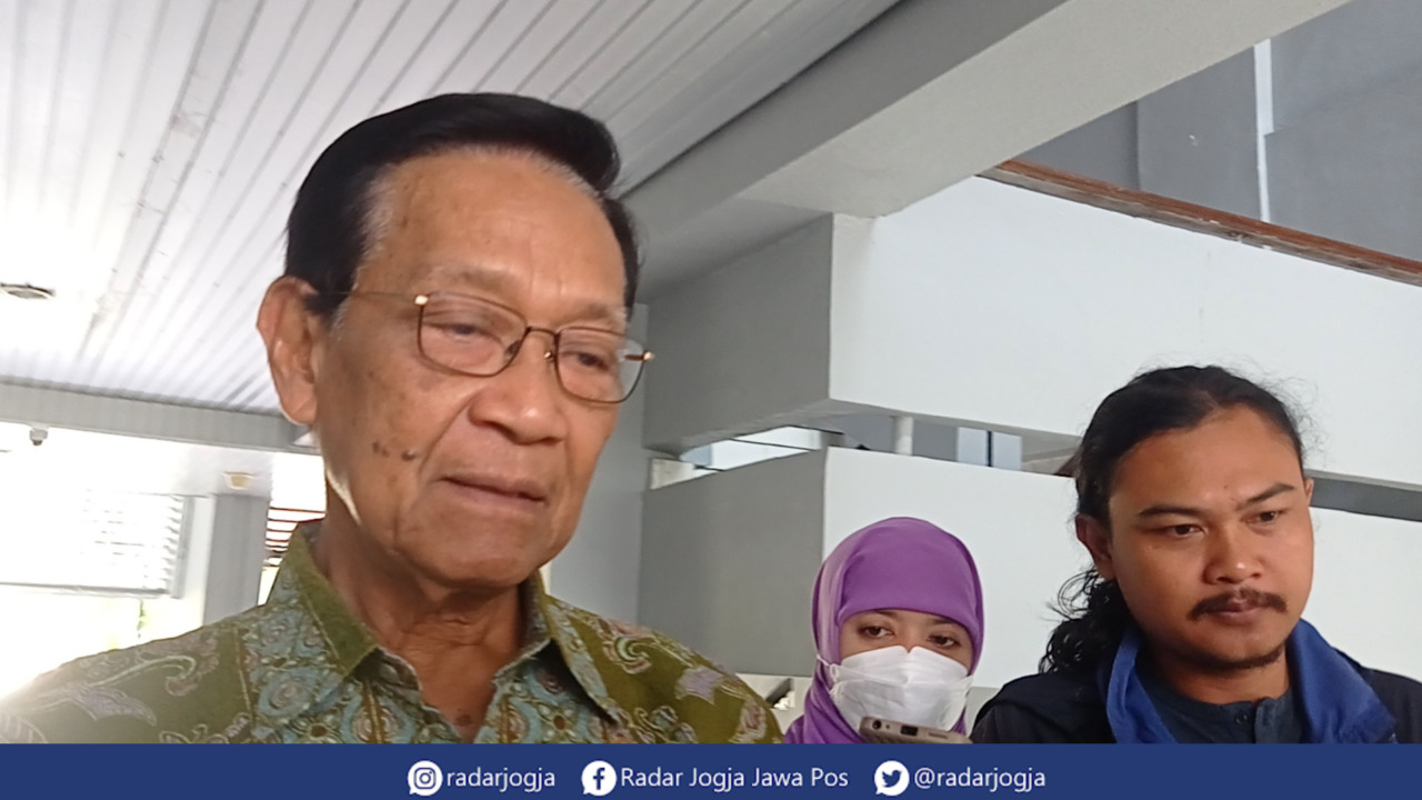 SOSOK : Gubernur DIJ Hamengku Buwono X saat ditemui di Kompleks Kepatihan Pemprov DIJ, Jumaat (19/5). (DWI AGUS/RADAR JOGJA)