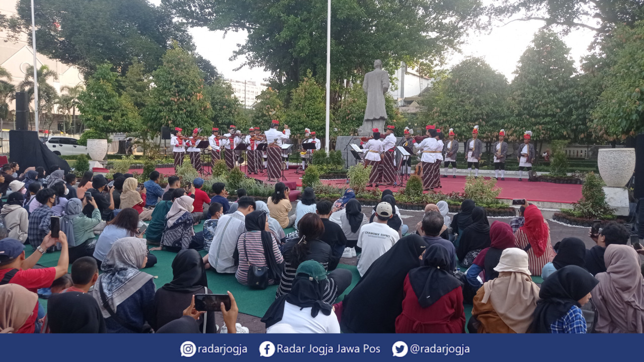 SYAHDU : Dalam rangka memperingati Hari Kebangkitan Nasional, string ensemble Yogyakarta Royal Orchestra menggelar Pentas Musikan di Halaman DPRD DIJ, Sabtu (20/5). (DWI AGUS/RADAR JOGJA)