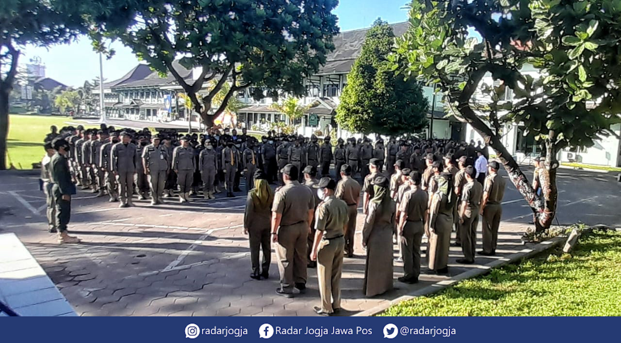 APEL : Gelaran apel pagi anggota Satpol PP Kota Jogja di Balai Kota, Senin (22/5). (ANNISSA KARIN/RADAR JOGJA)