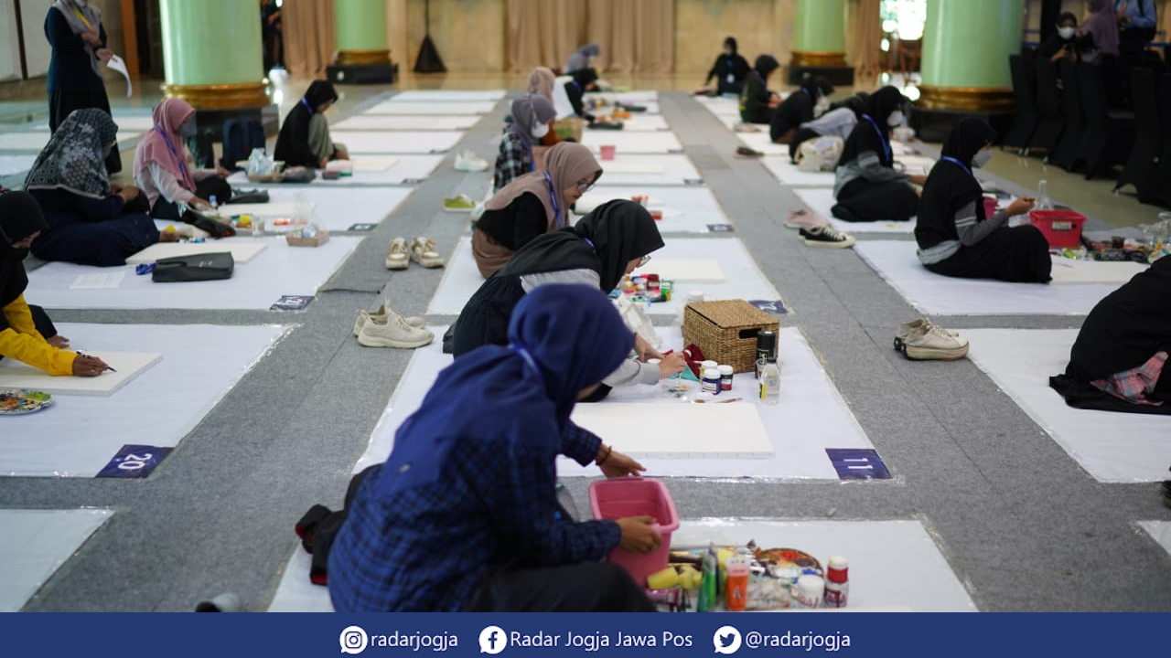 FOKUS : Gelaran lomba kaligrafi di Auditorium Abdul Kahar Muzakkir UII, Senin (22/5). (ANNISSA KARIN/RADAR JOGJA)