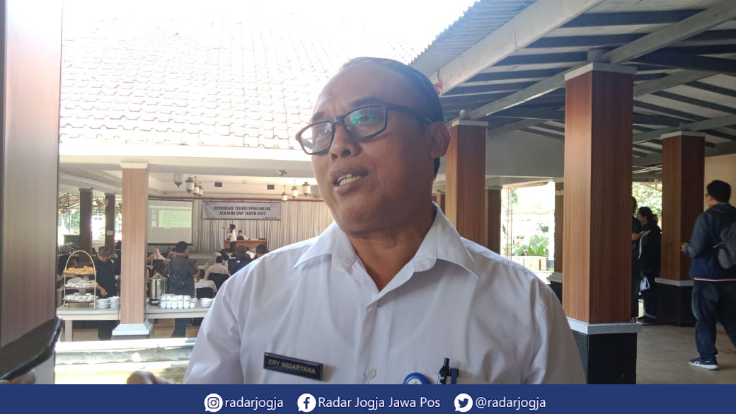 SOSOK : Kepala Disdik Sleman Ery Widaryana saat ditemui di salah satu resto di Jalan Magelang, Sinduadi, Mlati, Sleman, Rabu (24/5). (ANNISSA KARIN/RADAR JOGJA)