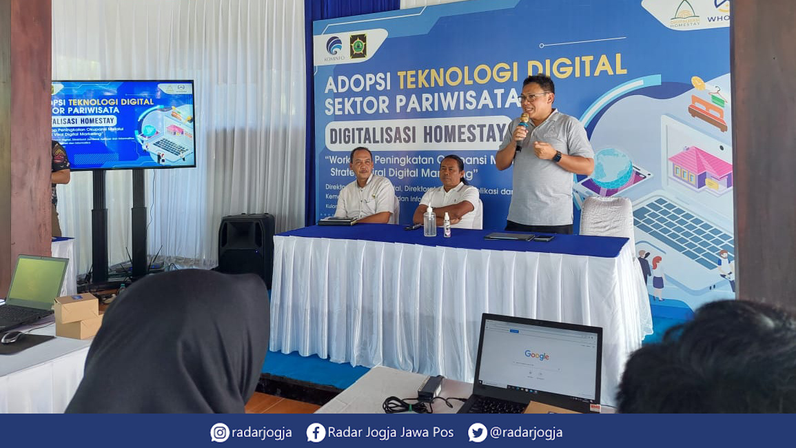 ADOPSI: Pengelola homestay se Kulonprogo mengikuti pelatihan digitalisasi homestay yang diselenggarakan Kemenkominfo RI di Desa Wisata Segajih, Kalurahan Hargotirto, Kapanewon Kokap, Kulonprogo, Rabu (24/5). (HENDRI UTOMO/RADAR JOGJA)