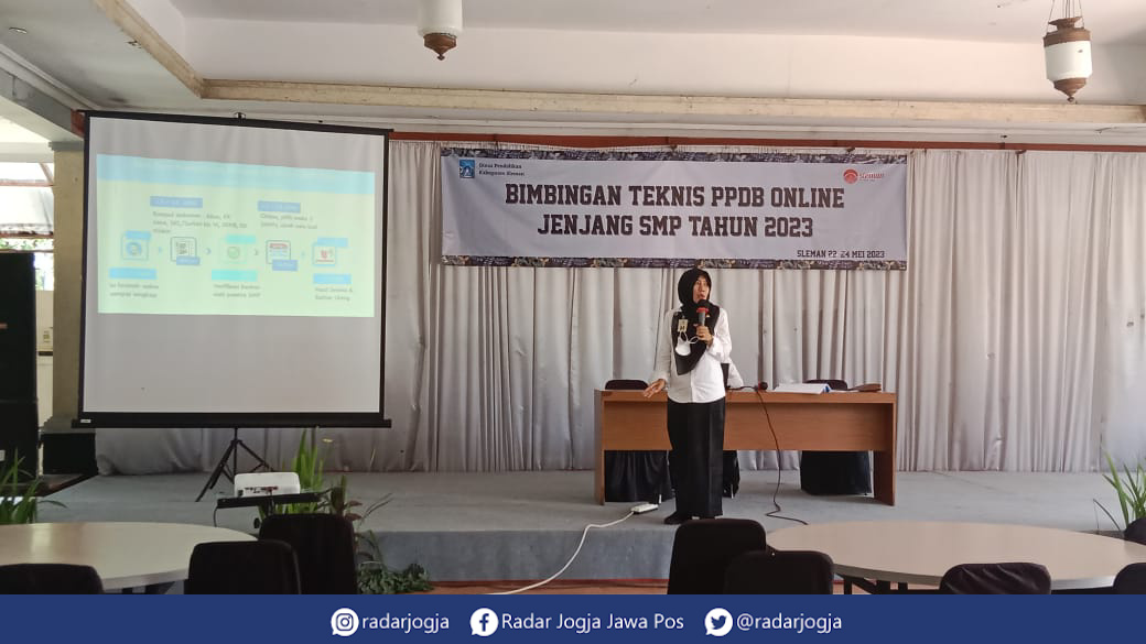 SOSOK : Kepala Bidang Pembinaan SMP Disdik Sleman Dwi Warni Yuliastuti saat ditemui di salah satu resto di Jalan Magelang, Sinduadi, Mlati, Sleman, Rabu (24/5). (ANNISSA KARIN/RADAR JOGJA)