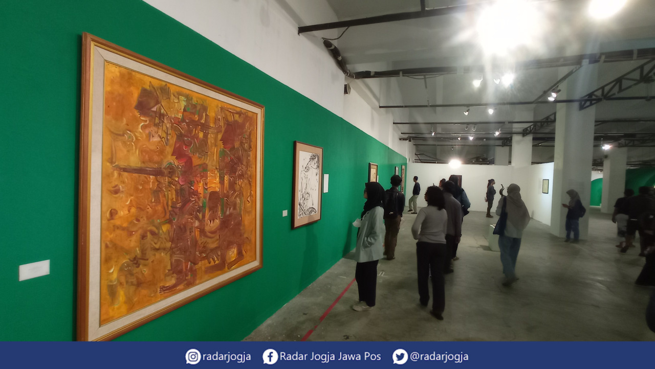 MENIKMATI : Pameran Kencan Nonton Wayang di Taman Budaya Yogyakarta, Rabu malam (24/5). (DWI AGUS/RADAR JOGJA)