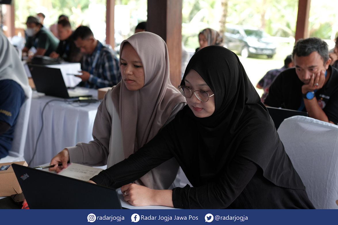 TEKUN : Kementerian Komunikasi dan Informatika melalui Direktorat Ekonomi Digital dan Ditjen Aplikasi Informatika sukses menggelar workshop Transformasi Digital Bidang Homestay di Desa Wisata Segajih, Kulonprogo. (HENDRI UTOMO/RADAR JOGJA)