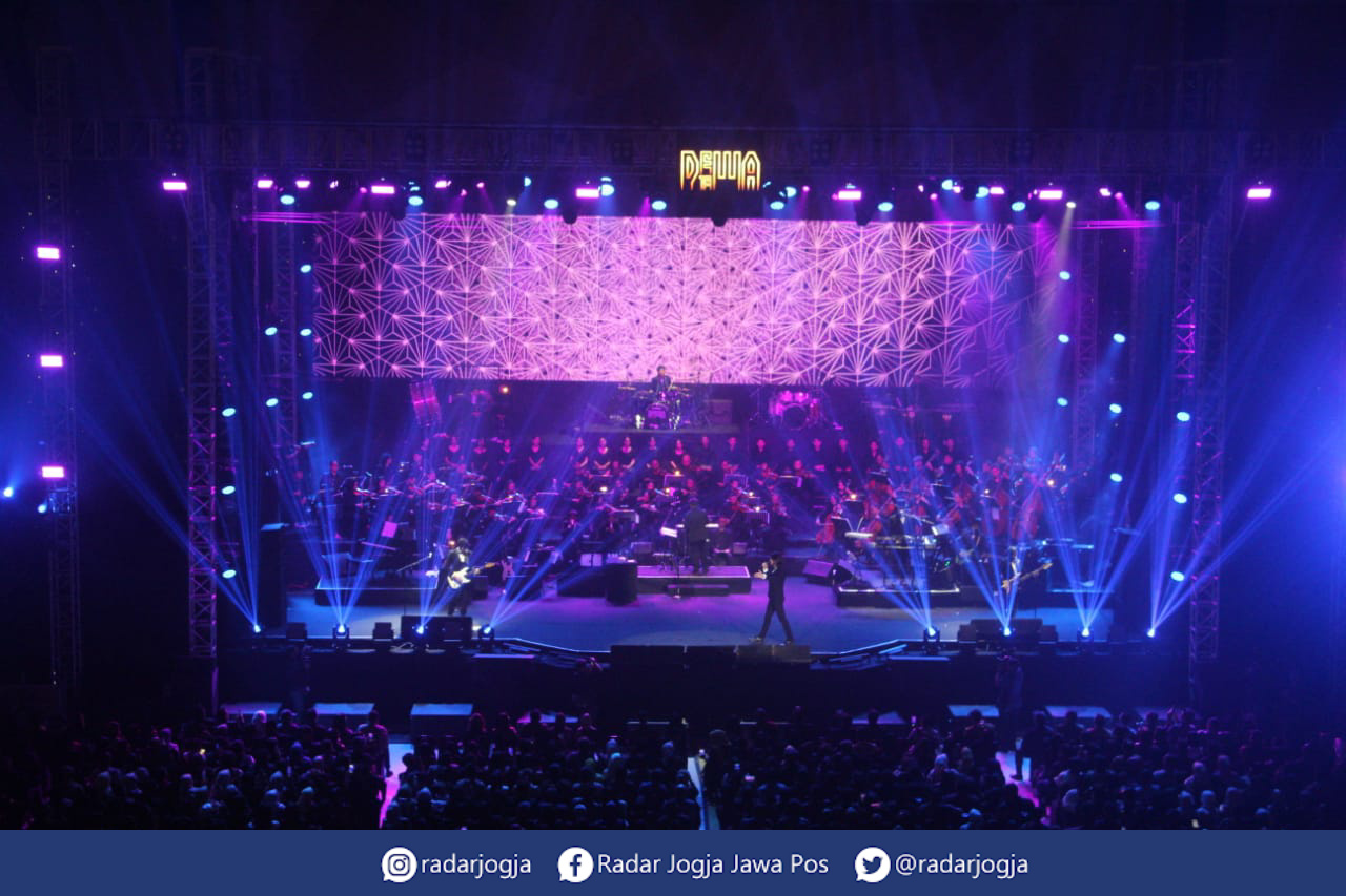 ELEGAN : Gelaran konser orkestra Dewa 19 di Edutorium UMS, Jumat (27/5). (ANNISSA KARIN/RADAR JOGJA)