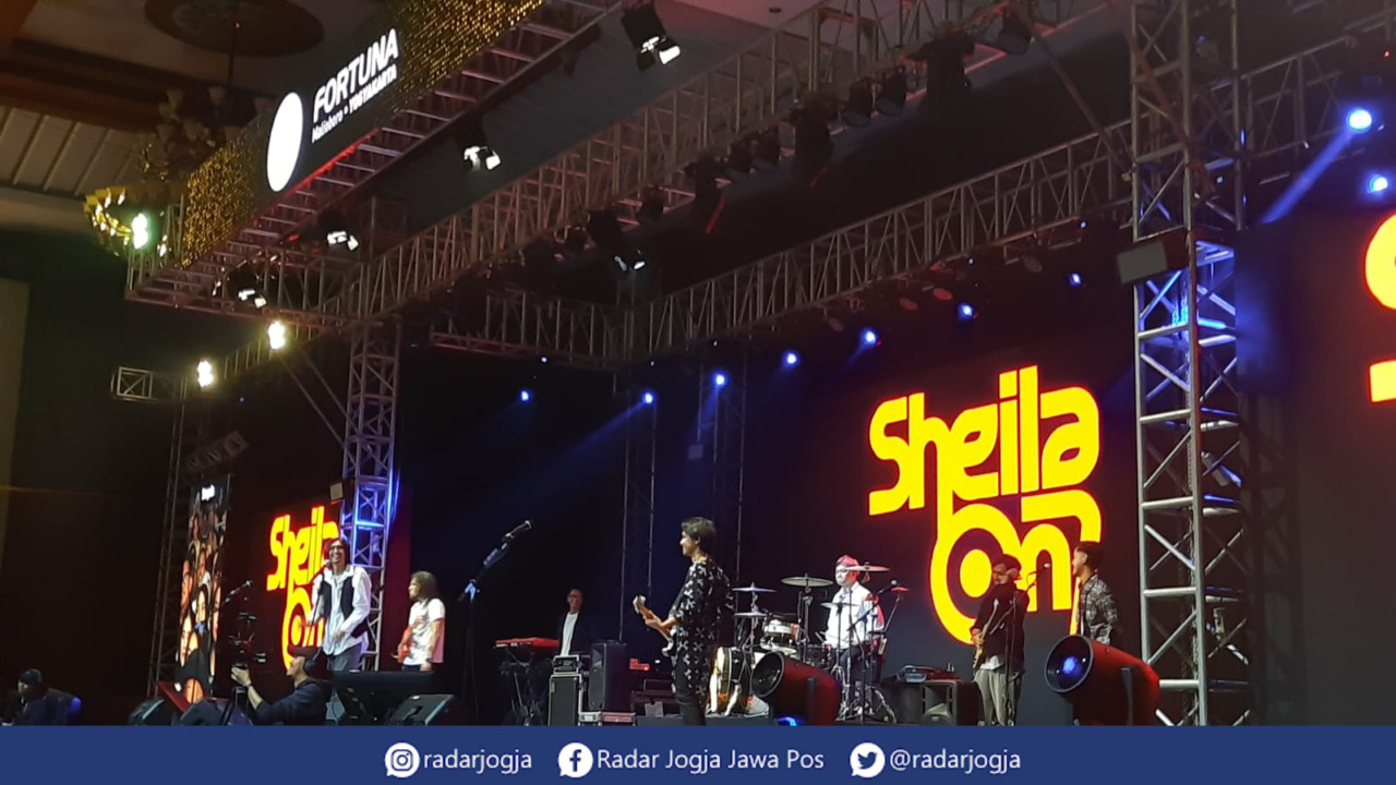 ATRAKTIF : Sheila On 7 Live in Concert di Indraprasta Grand Ballroom Sahid Raya Hotel and Convention Center Sabtu (27/5). (FENY INDAH PUSPITASARI./RADAR JOGJA)