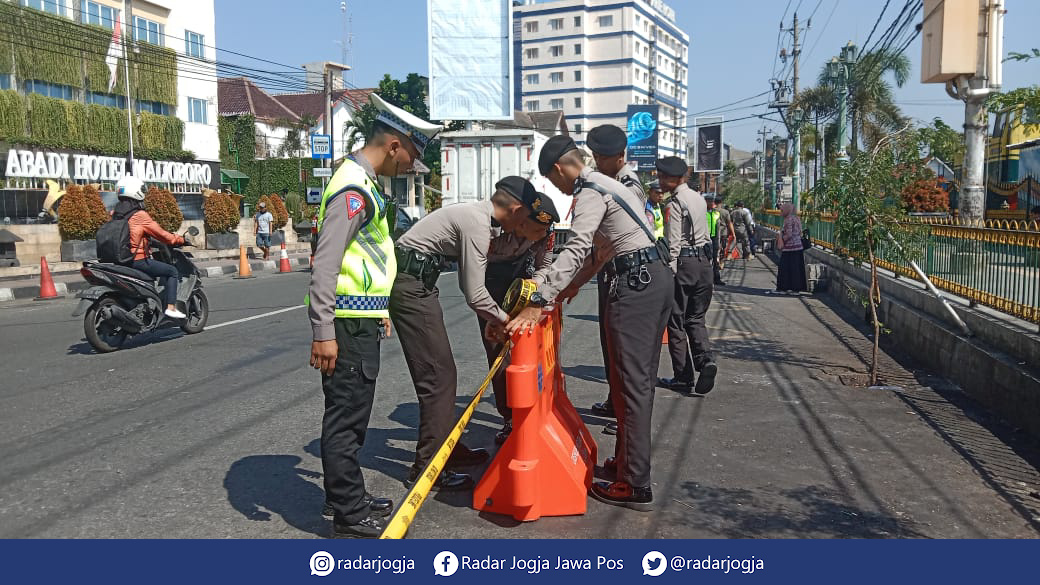 DILARANG : Pemasangan barikade dan garis polisi di Jalan Pasar Kembang, Selasa (30/5). (ANNISSA KARIN/RADAR JOGJA)