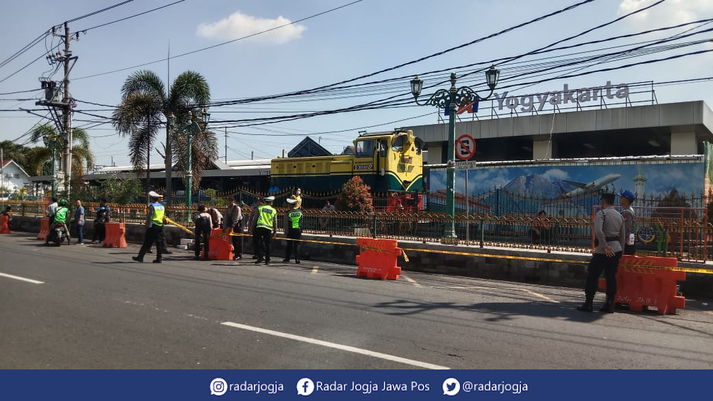 TEGAS : Pemasangan tanda larangan parkir di Jalan Pasar Kembang, Selasa (30/5). (ANNSSA KARIN/RADAR JOGJA)