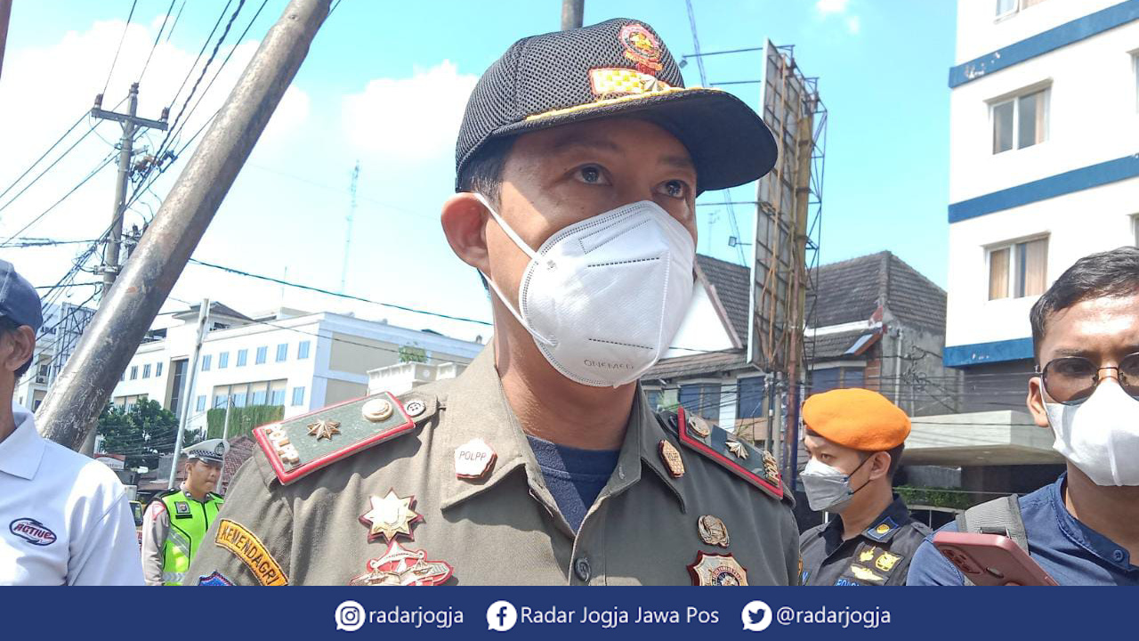SOSOK : Kepala Satpol PP Kota Jogja Octo Noor Arafat saat ditemui di Jalan Pasar Kembang, Selasa (30/5). (ANNISSA KARIN/RADAR JOGJA)