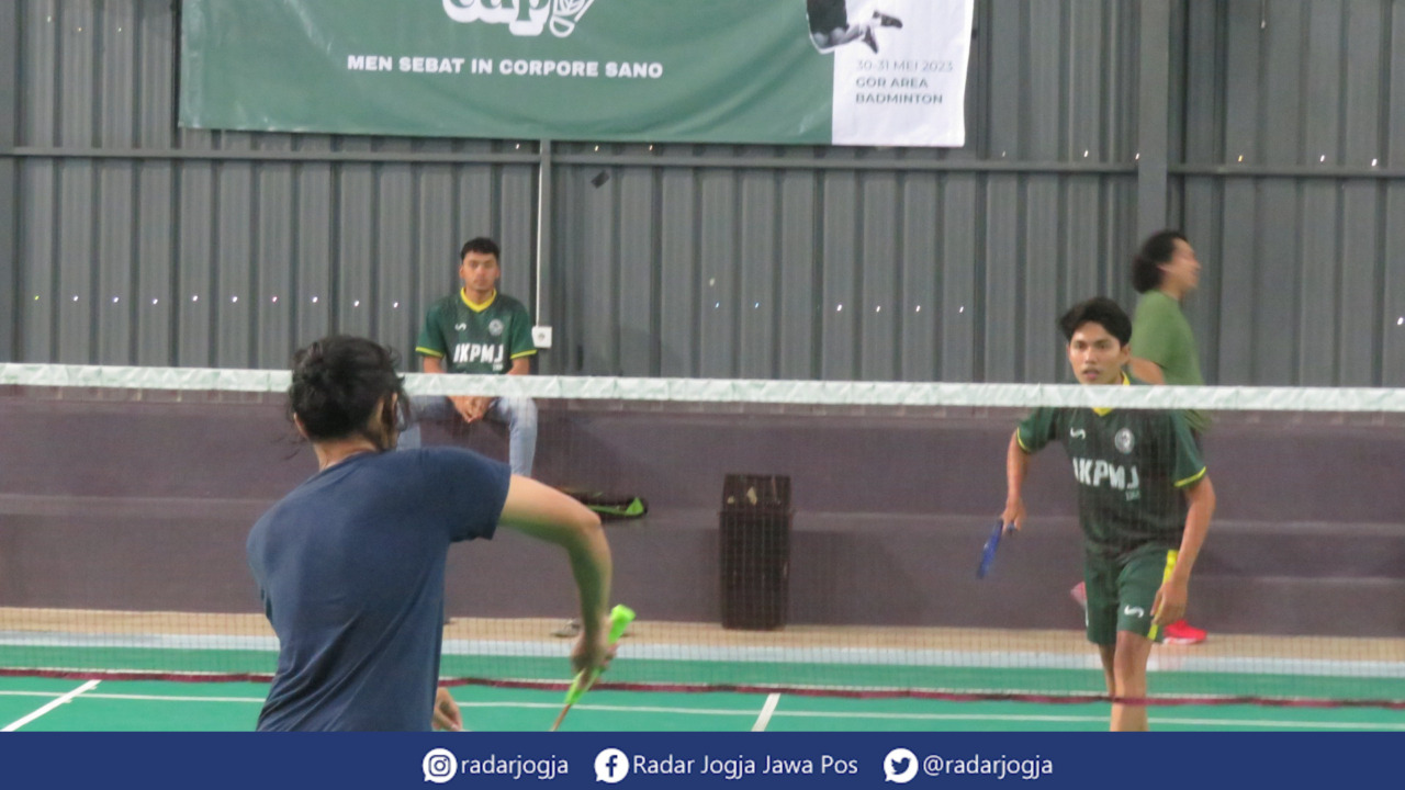 SENGIT : Kompetisi badminton di GOR Area Badminton Caturtunggal, Depok, Sleman, Selasa (30/5). (DWI AGUS/RADAR JOGJA)