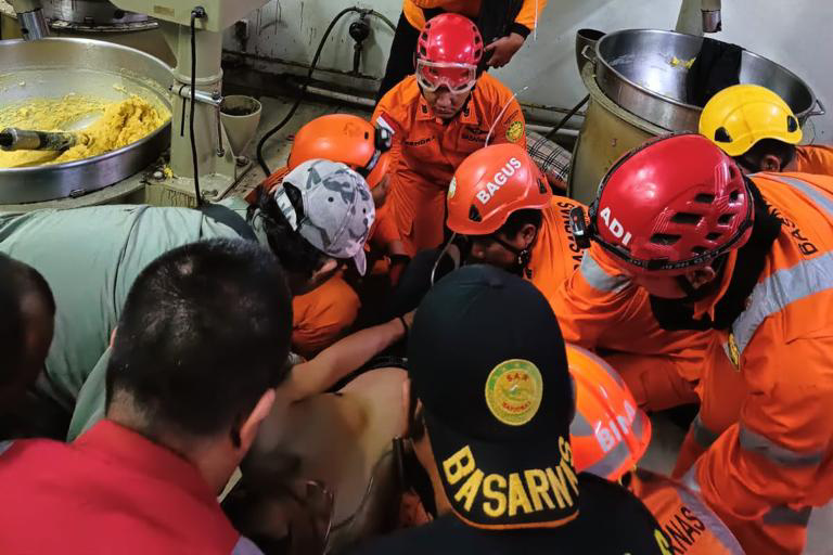 SELAMAT : Tim SAR gabungan berhasil mengevakuasi Munir yang terjepit mesin giling Bakpia, Rabu dini hari, (31/5). (BASARNAS JOGJAKARTA for RADAR JOGJA)